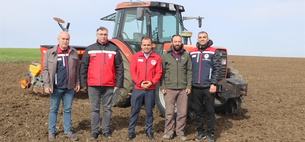 Edirne Merkez Sarayakpınar Köyü  Ayçiçeğinde Verim Artışına Yönelik Projede 2. Yıl Ekimi Gerçekleştirildi 