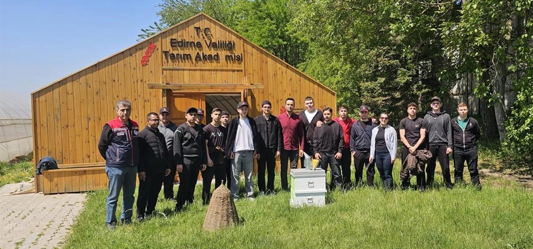 Yeşil Vatan - Benim Okulum Geleceğe Çare Etkinlikleri Kapsamında Öğrencilere Tarım ve Arıcılık Eğitimi